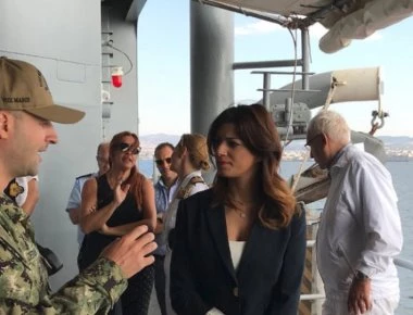 «Γλέντι» στο twitter με την επιθεώρηση της Νοτοπούλου στον 6ο Στόλο